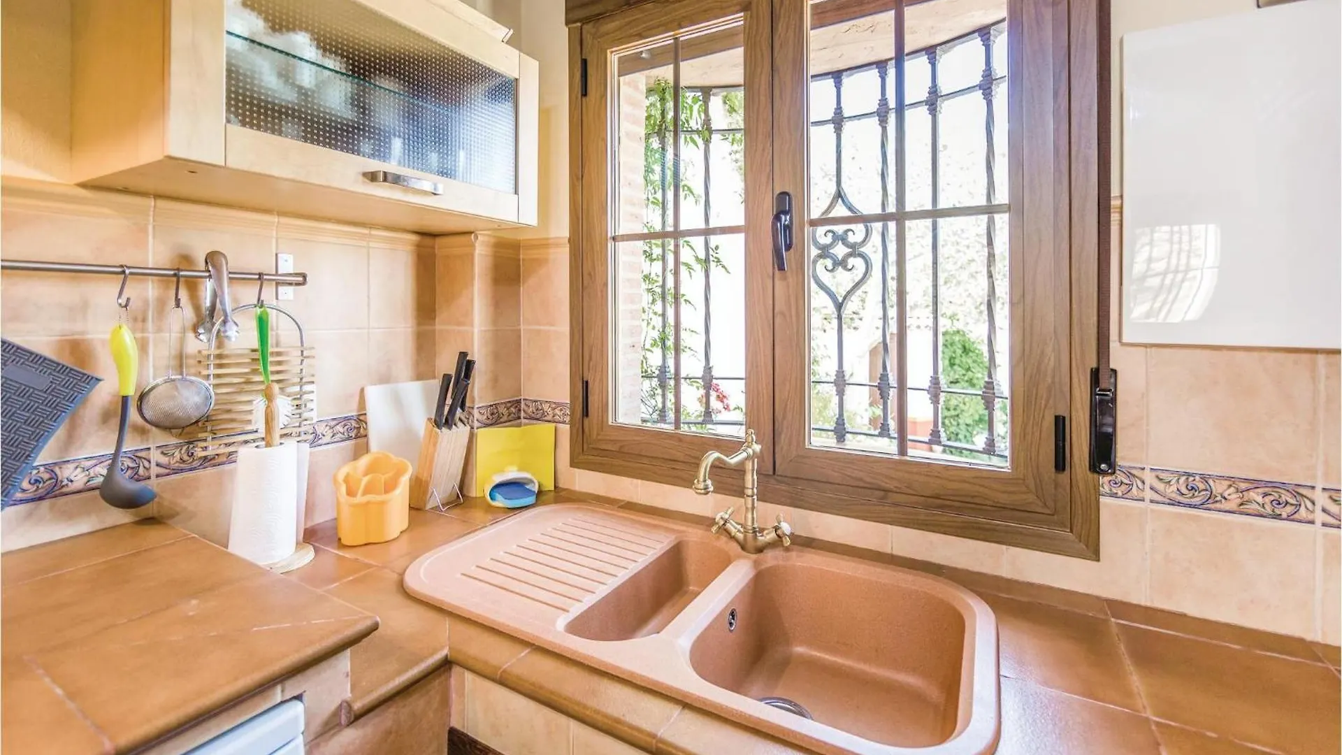 2 Bedroom Stunning Home In Montecorto, Malaga 度假居